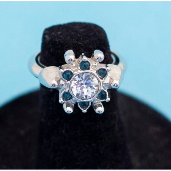 Vintage Snow Princess Ring by Avon - Size 4 - N28 - Picture 2 of 3